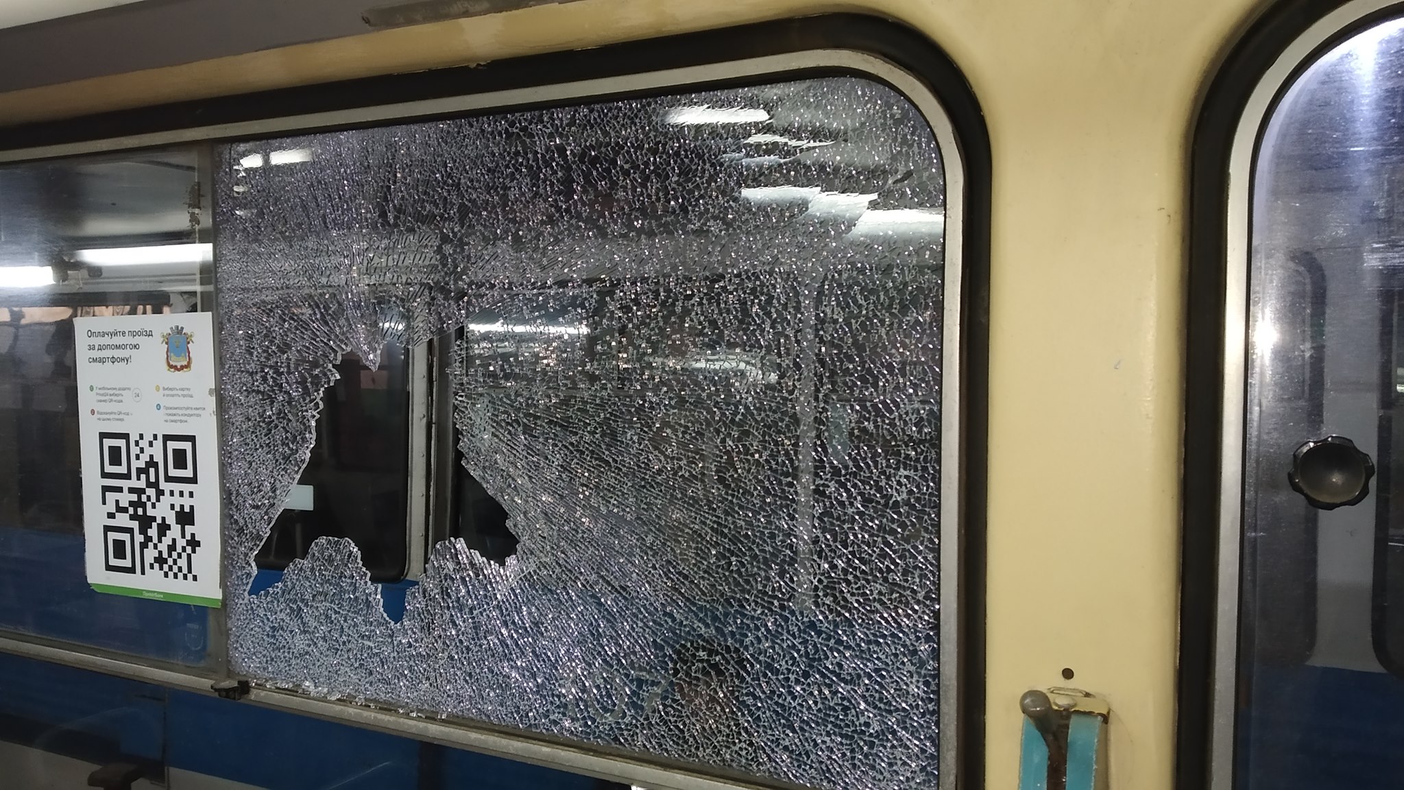 В Николаеве обстреляли трамвай с пассажирами – обошлось без пострадавших (ФОТО)