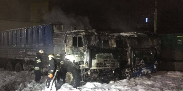 В Николаеве сгорели 2 КамАЗа из-за неосторожного обращения с огнем водителей