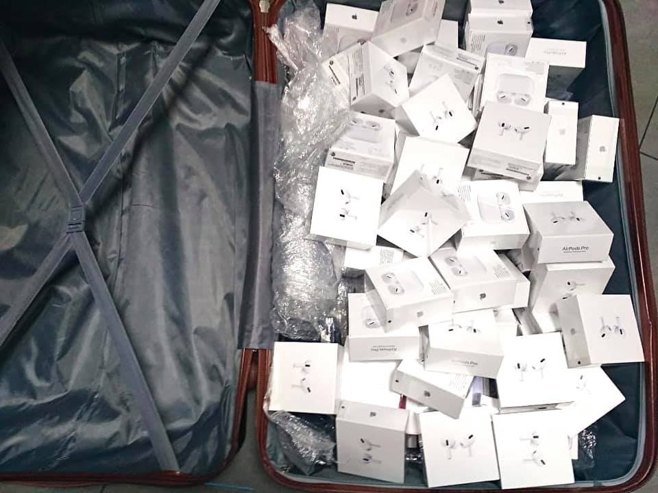 В забытом багаже ​​киевские таможенники обнаружили 113 телефонов iPhone (ФОТО) 1