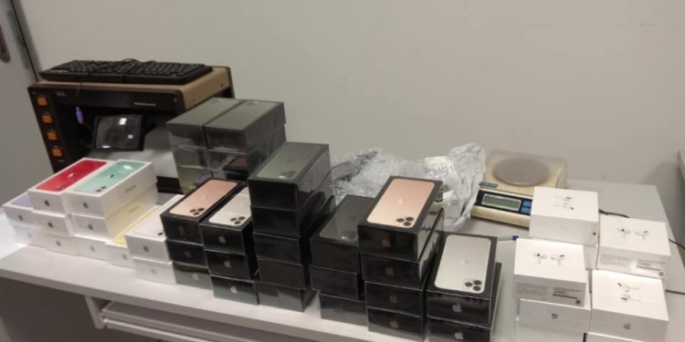 В забытом багаже ​​киевские таможенники обнаружили 113 телефонов iPhone (ФОТО)