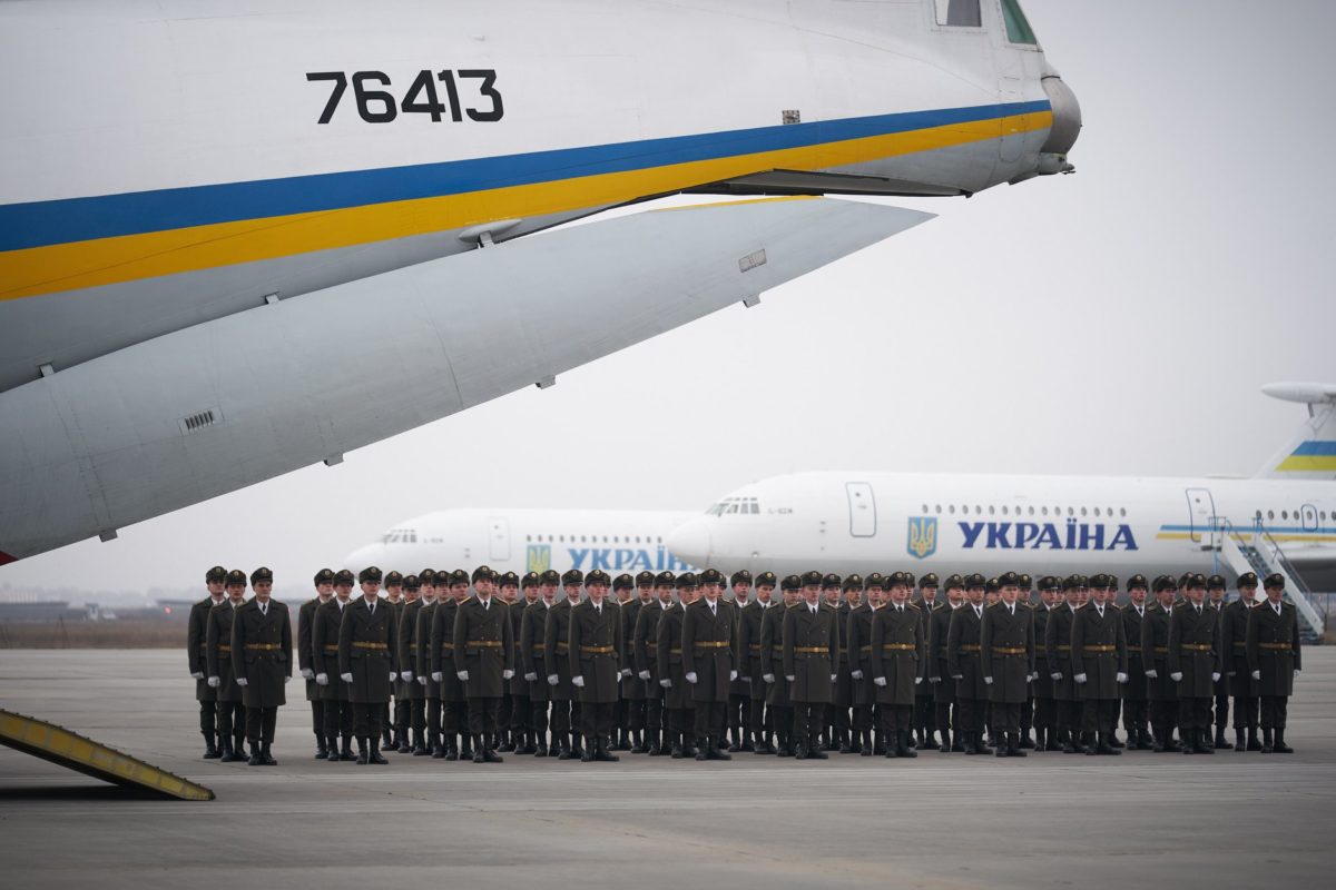 Мешки в грузовиках против катафалков: Как Украина и Россия встречают граждан, погибших в авиакатастрофах (ФОТО и ВИДЕО)