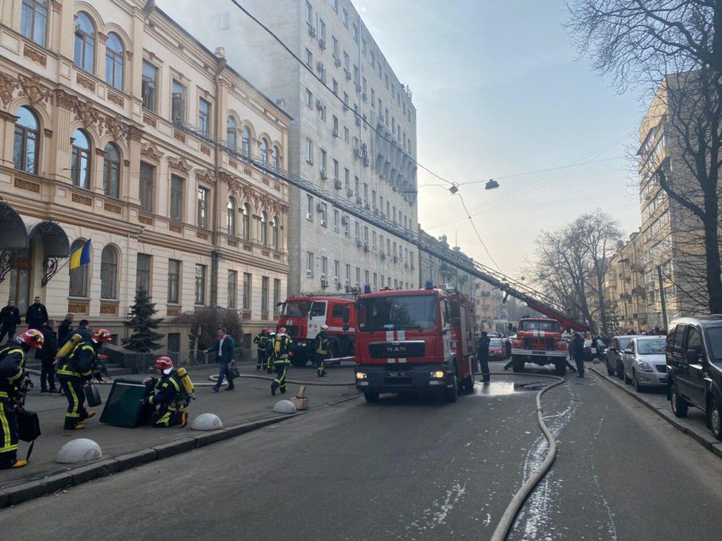 В Киеве горит Министерство культуры, людей эвакуируют (ФОТО, ВИДЕО) 1