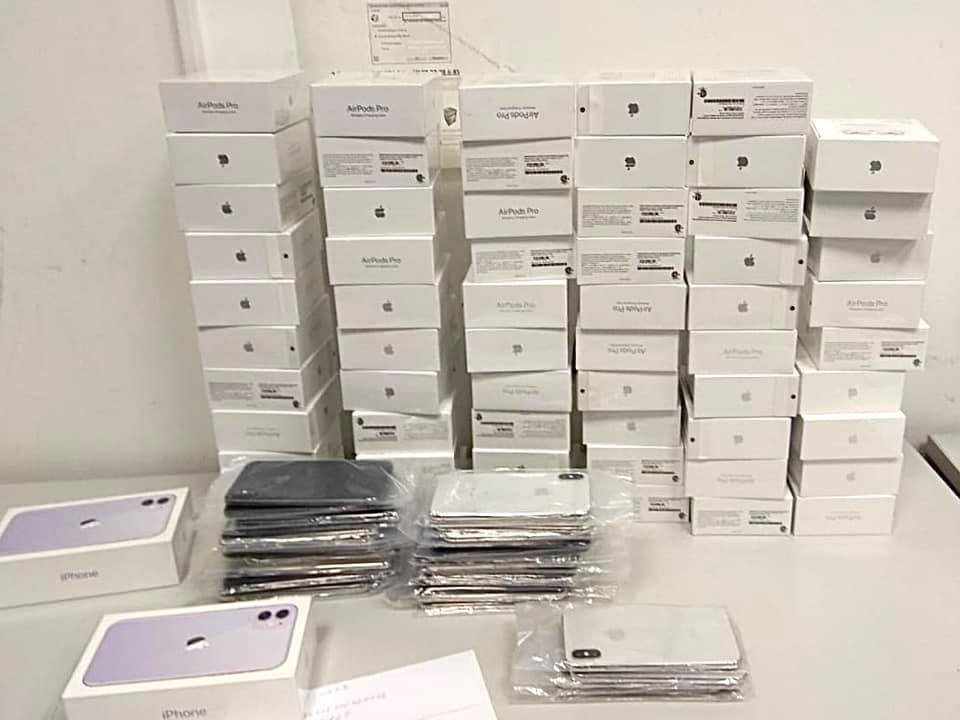 В забытом багаже ​​киевские таможенники обнаружили 113 телефонов iPhone (ФОТО) 5