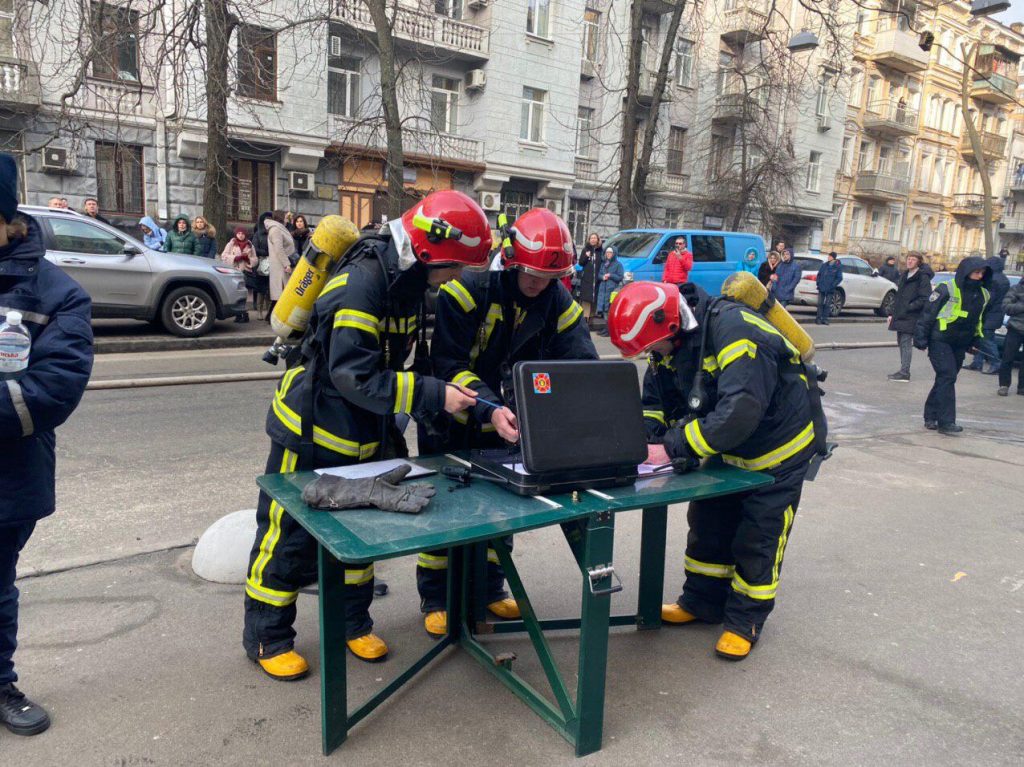 В Киеве горит Министерство культуры, людей эвакуируют (ФОТО, ВИДЕО) 5