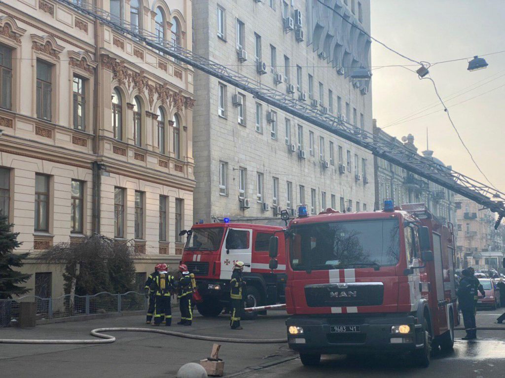 В Киеве горит Министерство культуры, людей эвакуируют (ФОТО, ВИДЕО) 3