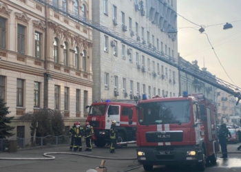 В Киеве горит Министерство культуры, людей эвакуируют (ФОТО, ВИДЕО)