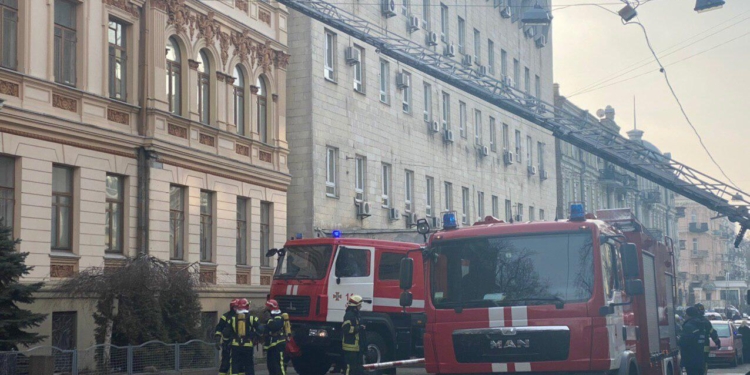 В Киеве горит Министерство культуры, людей эвакуируют (ФОТО, ВИДЕО)