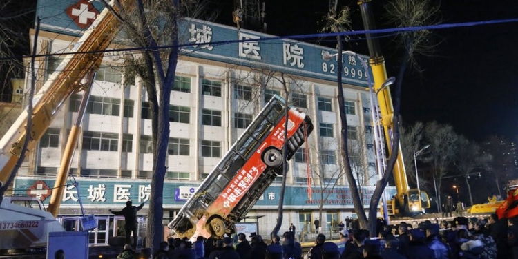 Огромный провал поглотил автобус и людей на остановке (ВИДЕО)