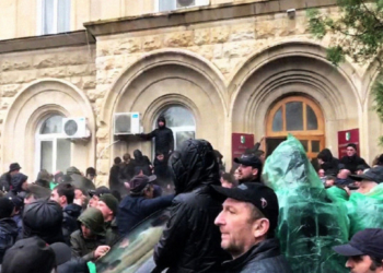 Бунт в Абхазии. Протестующие захватили здание администрации (ВИДЕО)