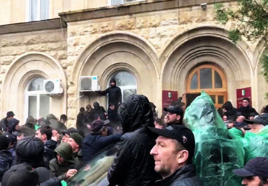 Бунт в Абхазии. Протестующие захватили здание администрации (ВИДЕО)