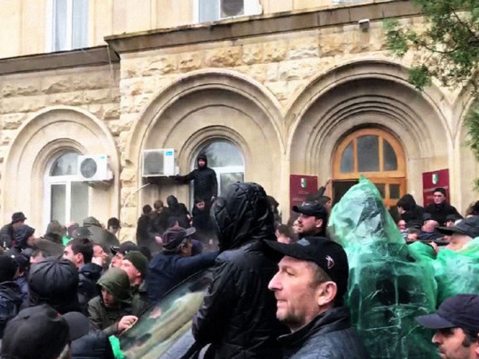 Бунт в Абхазии. Протестующие захватили здание администрации (ВИДЕО) 1