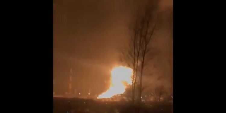 В РФ – взрыв и пожар на нефтеперерабатывающем заводе Лукойла (ВИДЕО)