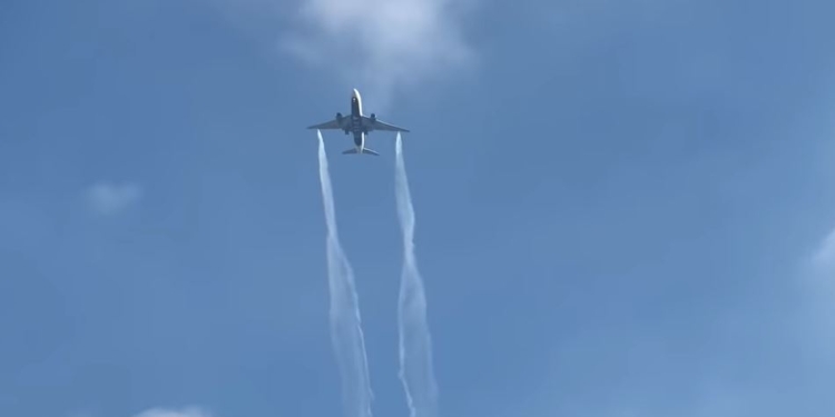 В США самолет перед аварийно посадкой сбросил топливо на школы: пострадало 60 человек (ВИДЕО)