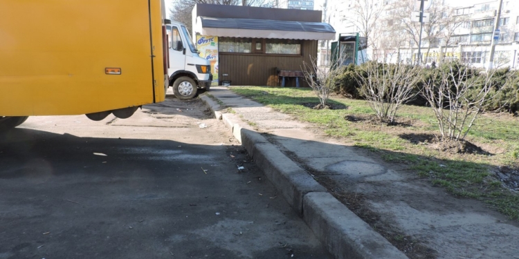 На конечных в Терновке и на ж/д вокзале водители маршруток устроили «общественный туалет» (ФОТО)