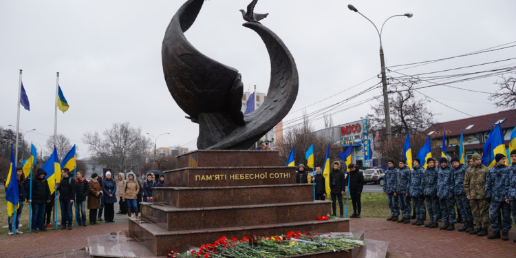 Годовщина легендарного сражения под Крутами: николаевцы почтили подвиг молодых украинцев (ФОТО)