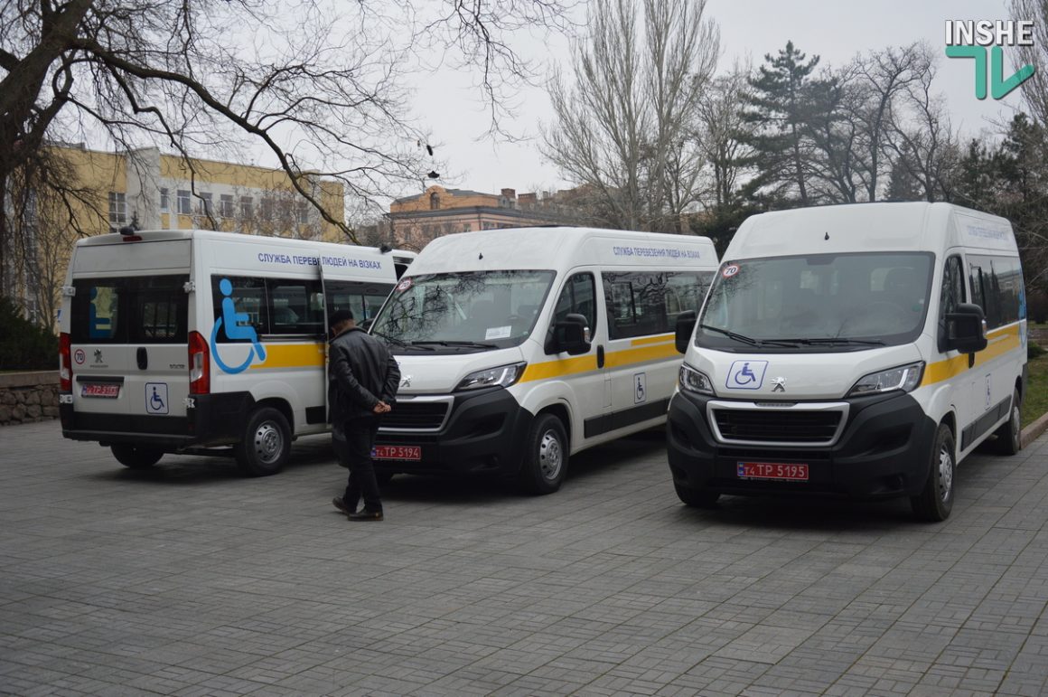 В Николаеве ОТГ передали 4 спецавтомобиля, оборудованных для перевозки людей с инвалидностью (ФОТО, ВИДЕО) 17