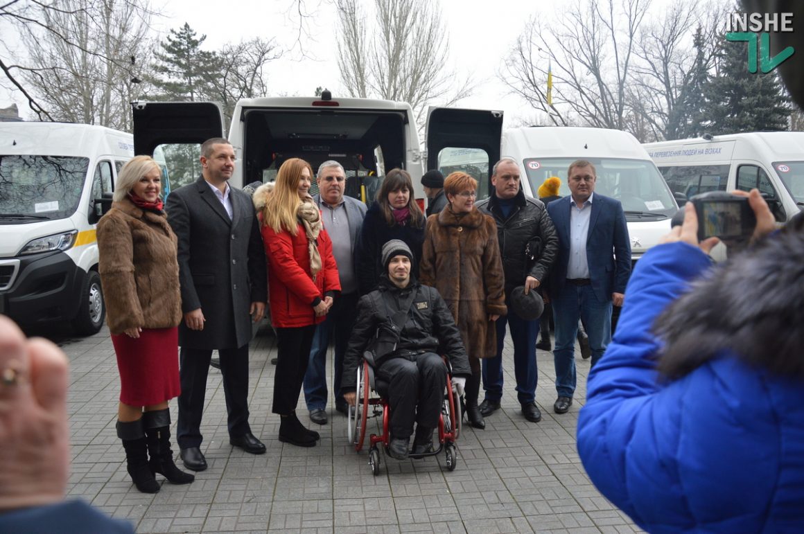 В Николаеве ОТГ передали 4 спецавтомобиля, оборудованных для перевозки людей с инвалидностью (ФОТО, ВИДЕО) 1