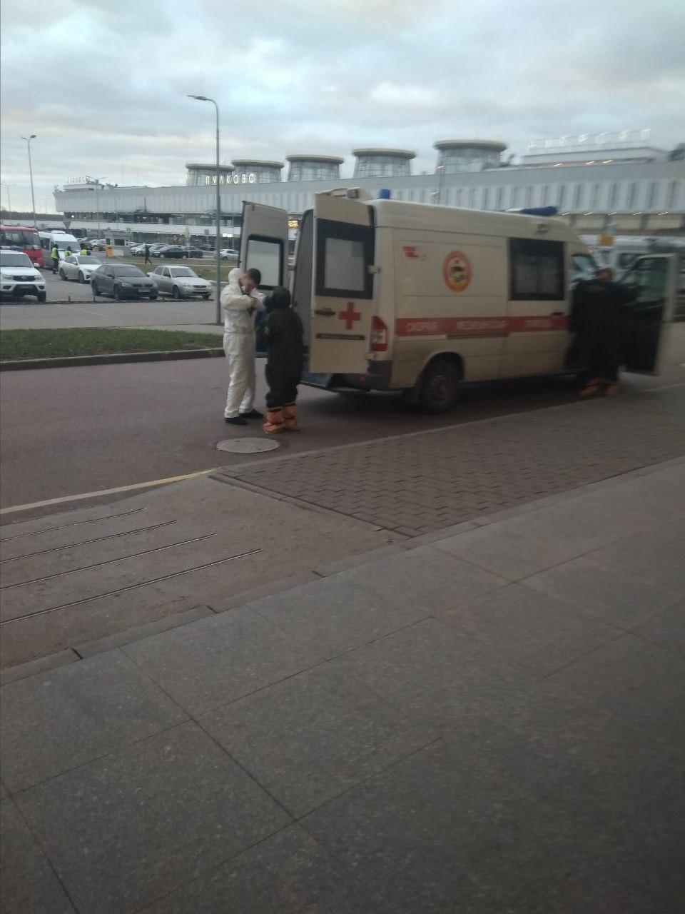 В аэропорту Петербурга медики в химзащите экстренно госпитализировали мужчину, прилетевшего из Китая 1
