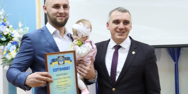 В Николаеве участники АТО получили сертификаты на квартиры, а Матери-героини – удостоверения и нагрудные знаки (ФОТО)