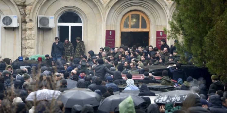 Бунт в Абхазии. Активисты захватили оружие (ВИДЕО)