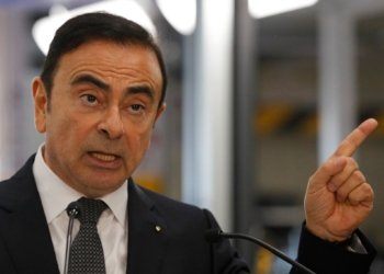 Экс-глава Nissan, подозреваемый в мошенничестве, бежал из Японии в футляре от музыкального инструмента — СМИ