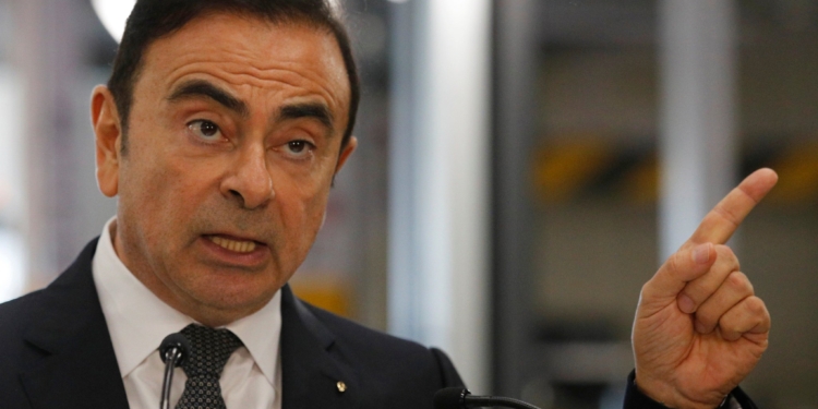 Экс-глава Nissan, подозреваемый в мошенничестве, бежал из Японии в футляре от музыкального инструмента — СМИ