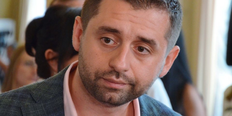 На десерт. Арахамия сказал, когда будут голосовать за рынок земли