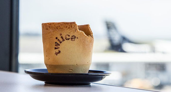 Двойная польза. Авиакомпания подает кофе в съедобных чашках