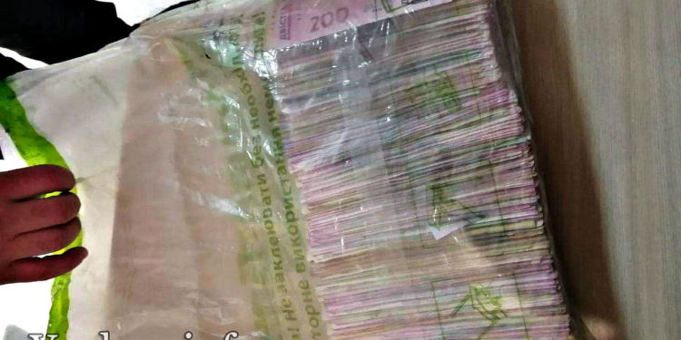 В Южном на улице нашли крупную сумму денег