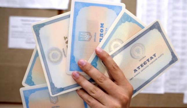 Отмена госдипломов и введение мотивационных писем – Зеленский подписал закон об изменениях высшего образования