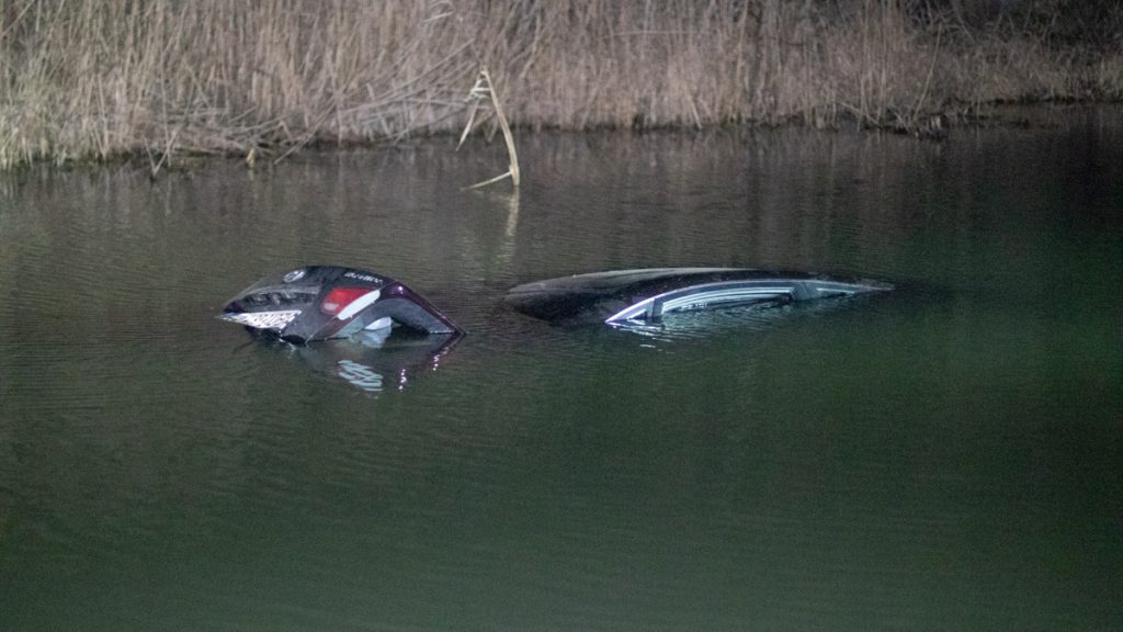Под Киевом автомобиль с 9-летним ребенком упал в реку 1