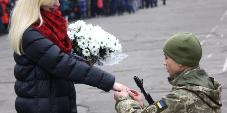 В Николаеве военный сделал девушке предложение во время церемонии принятия присяги