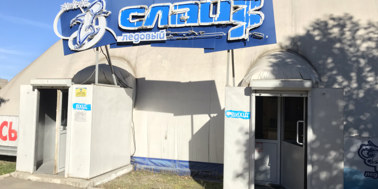 На катке в Южноукраинске ребенку разрезали пальцы: сотрудники не смогли оказать помощь