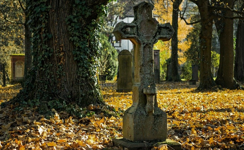 Месть бывшей жены: в Шотландии мужчина случайно обнаружил свою могилу на кладбище 1