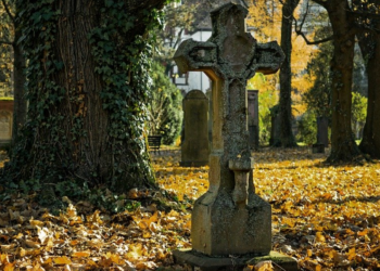 Месть бывшей жены: в Шотландии мужчина случайно обнаружил свою могилу на кладбище