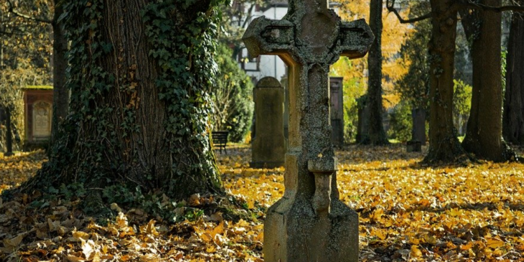 Месть бывшей жены: в Шотландии мужчина случайно обнаружил свою могилу на кладбище