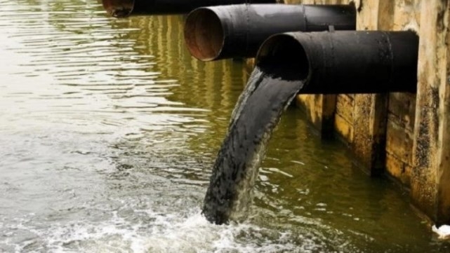 В Николаеве у «Велама» кто-то сливает в Ингул нечистоты по ничейной ливневой канализации