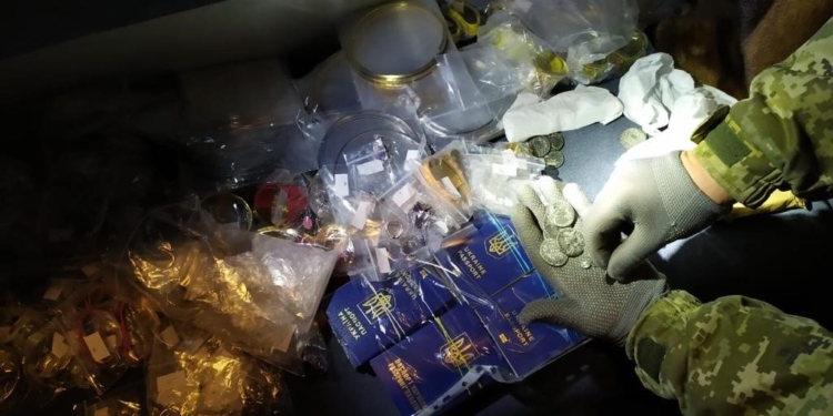 В поезде “Киев-Москва” обнаружили тайник с украинскими загранпаспортами (ФОТО)