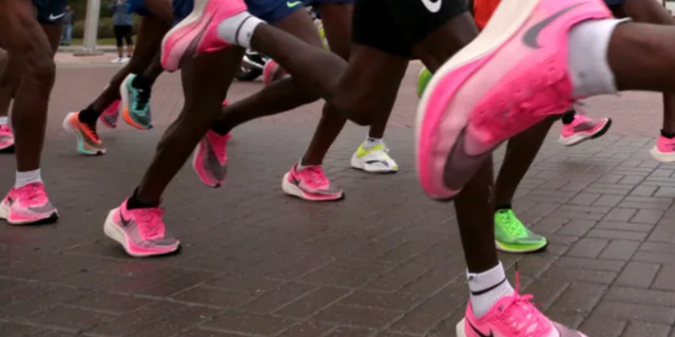 Кроссовки Nike новой технологии чуть не запретили на соревнованиях: в них бегут на 4% быстрее