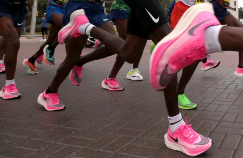 Кроссовки Nike новой технологии чуть не запретили на соревнованиях: в них бегут на 4% быстрее 1