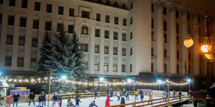 За деньги – только курить. Возле Офиса президента открылся абсолютно бесплатный каток (ФОТО, ВИДЕО)