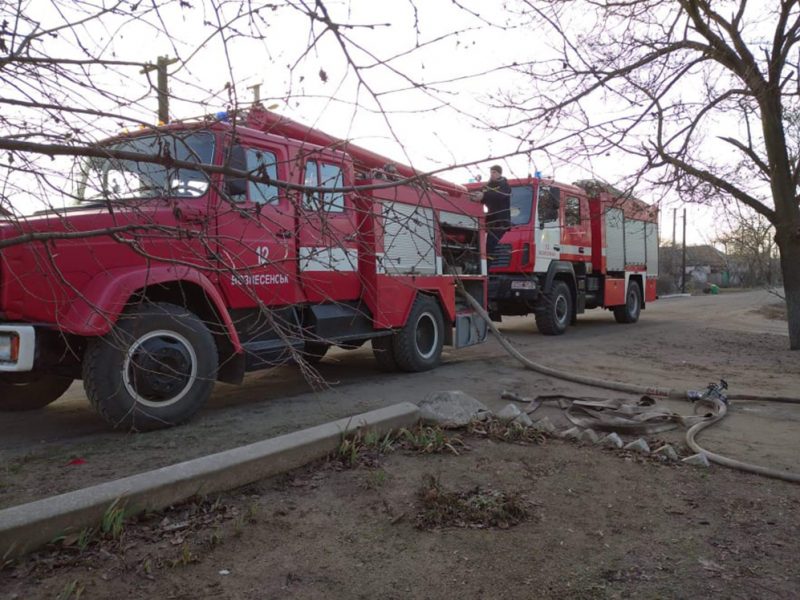 На Николаевщине спасатели тушили баню (ФОТО)