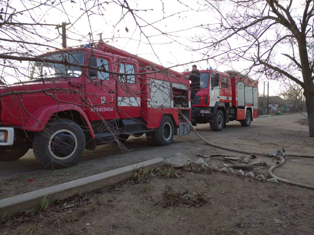 На Николаевщине горели хозпостройки и многоэтажка. Спасли пенсионерку 1