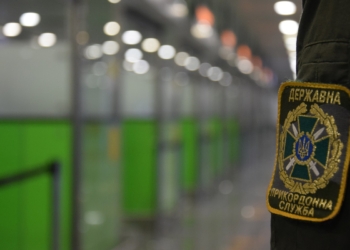 Вместо Египта – в суд. В Борисполе с рейса сняли неадекватного пассажира (ВИДЕО)