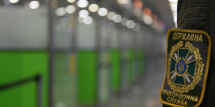 Вместо Египта – в суд. В Борисполе с рейса сняли неадекватного пассажира (ВИДЕО)