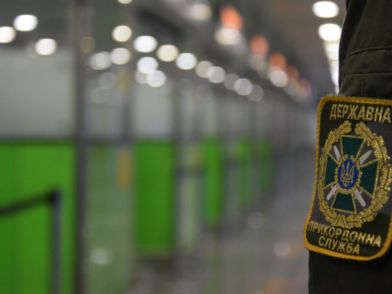 “Шлях” втечі від війни. Як чоловіки за гроші виїжджають з України, і що вони самі про це думають