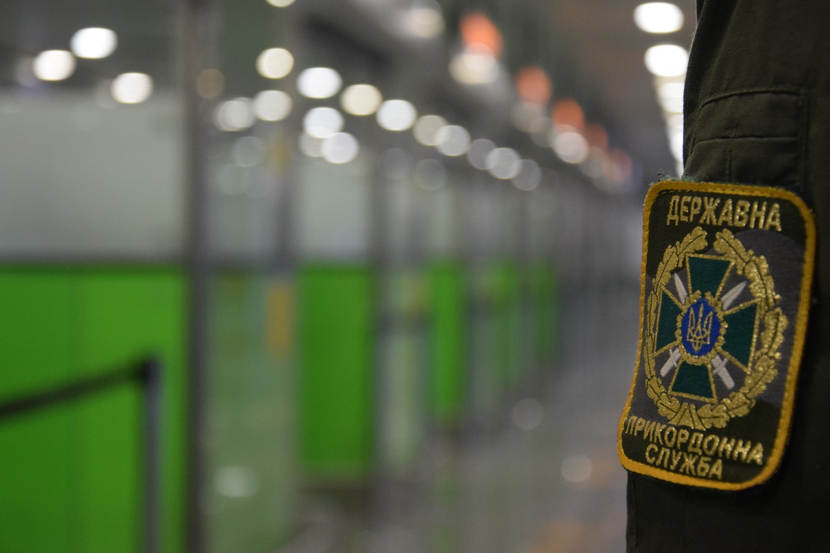 Вместо Египта – в суд. В Борисполе с рейса сняли неадекватного пассажира (ВИДЕО)