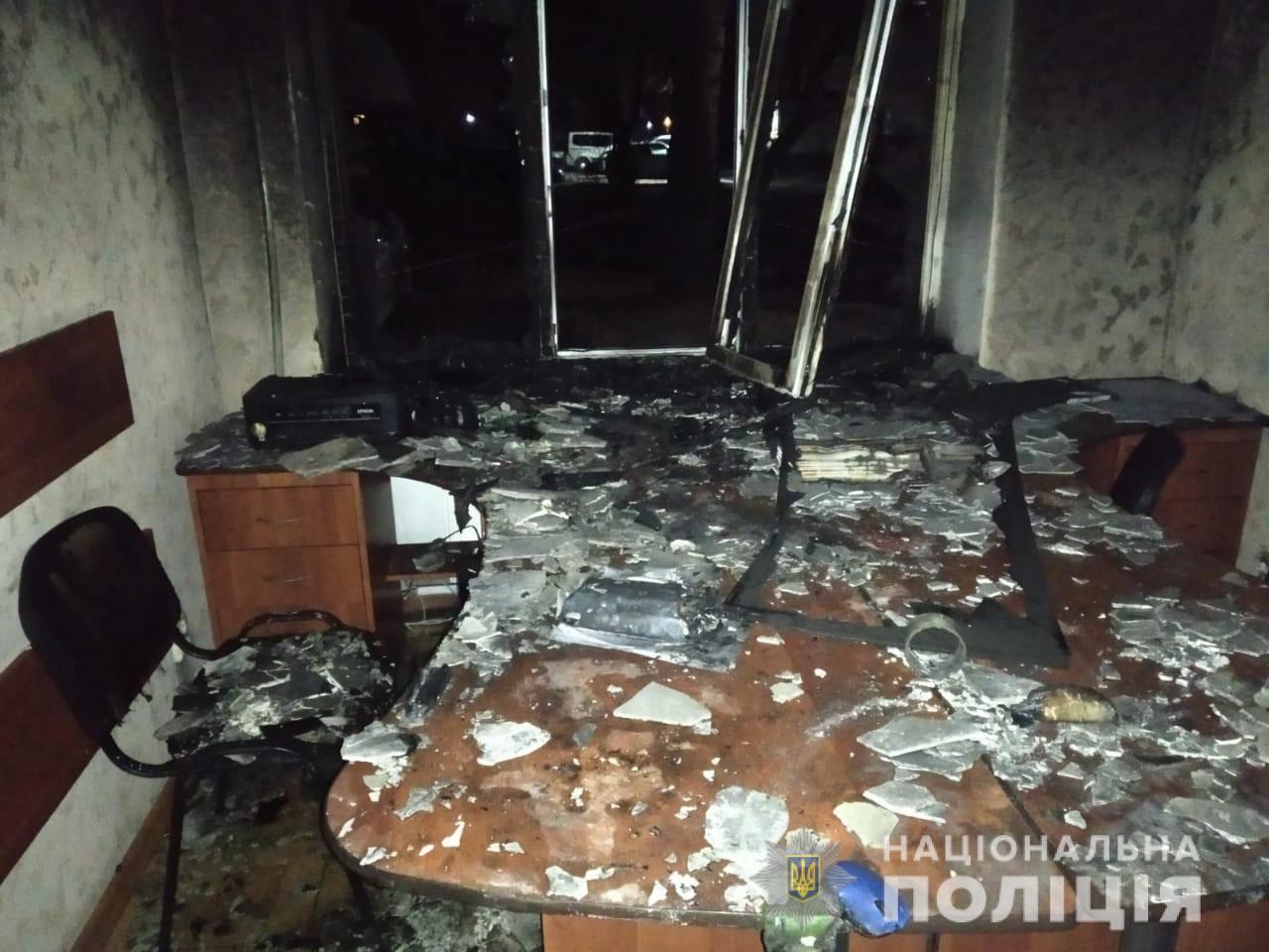 В Херсоне неизвестные сожгли офис партии Шария (ФОТО)
