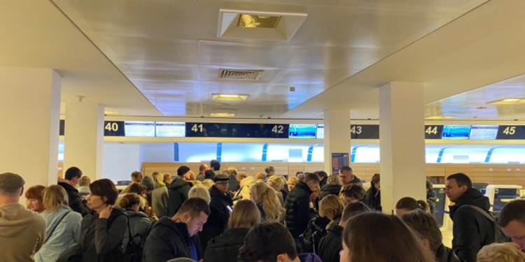 Съехались в Неаполь. Украинские туристы 2 дня не могут вылететь из Италии (ФОТО)