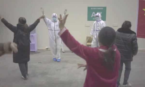 В Ухане врачи танцами поднимают настроение пациентам с коронавирусом (ВИДЕО) 1
